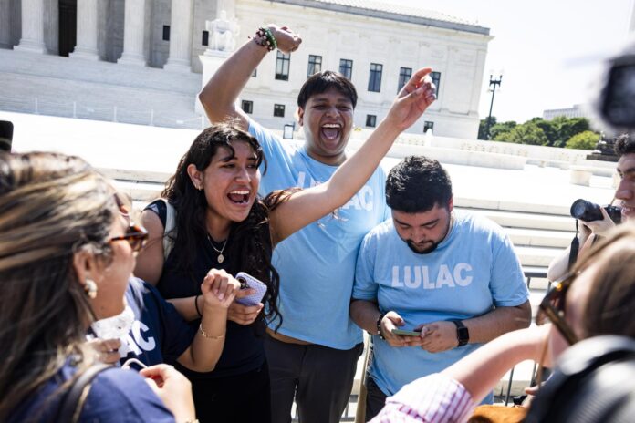Simpatizantes de partidarios de la ciudadanía por nacimiento celebran después de que la Corte Suprema de Estados Unidos rechazara la orden ejecutiva del presidente estadounidense Donald Trump que intentaba revertir ese derecho en Washington (EE.UU.). EFE/EPA/JIM LO SCALZO
