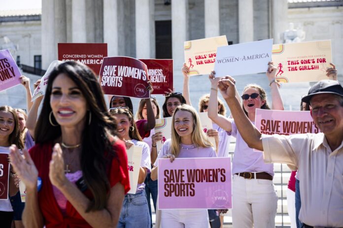 Manifestantes que están en contra de la participación de atletas transgénero en deportes femeninos celebran después de que el Supremo de EE.UU. avalara la prohición a atletas transgénero participar en equipos femeninos de competiciones escolares y universitarias, en Washington (EE.UU.). EFE/EPA/JIM LO SCALZO
