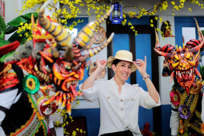 Fotografía cedida por el Ministerio de Cultura de Panamá que muestra a su titular, María Eugenia Herrera, posando en la Feria Nacional de Artesanías este martes en Ciudad de Panamá (Panamá). EFE/ Ministerio de Cultura de Panamá
