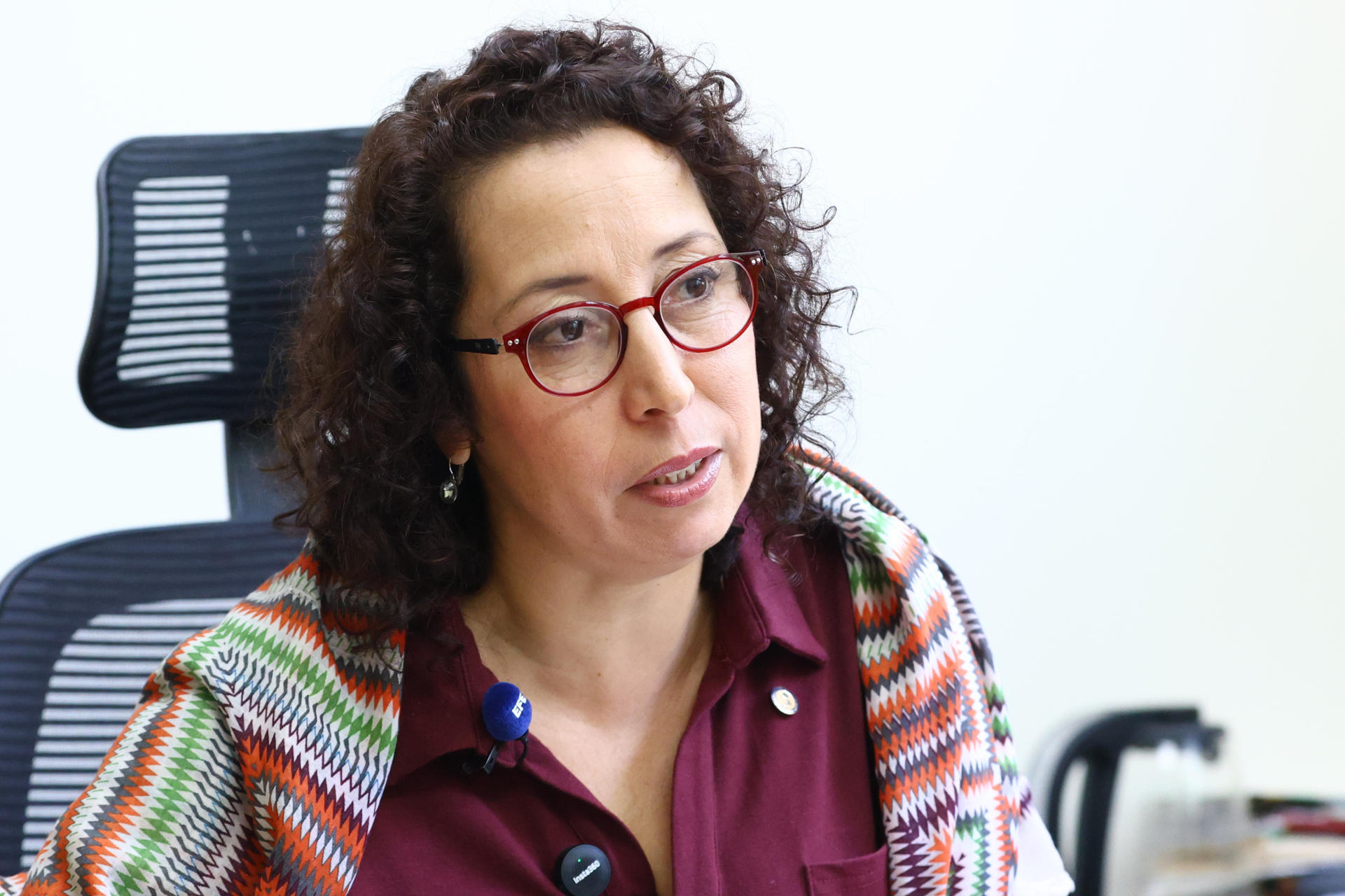 La Asesora Internacional de Enfermedades No Transmisibles y Determinantes de la Salud de la OPS en Panamá, Zohra Abaakouk, habla durante una entrevista con EFE el 6 de junio de 2026 en Ciudad de Panamá (Panamá). Abaakouk declaró que "el suicidio afecta a las personas, a las familias, a las comunidades, pero se puede prevenir". EFE/ Carlos Lemos
