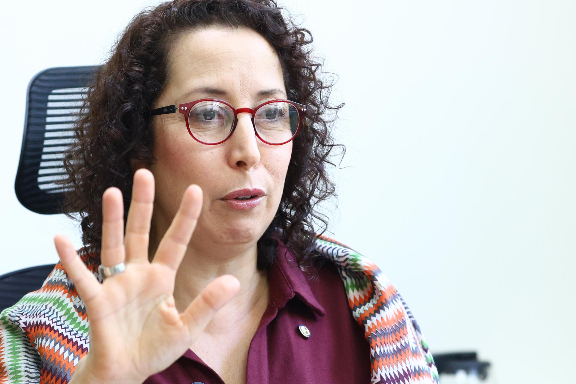 La Asesora Internacional de Enfermedades No Transmisibles y Determinantes de la Salud de la OPS en Panamá, Zohra Abaakouk, habla durante una entrevista con EFE el 6 de junio de 2026 en Ciudad de Panamá (Panamá). Abaakouk declaró que "el suicidio afecta a las personas, a las familias, a las comunidades, pero se puede prevenir". EFE/ Carlos Lemos
