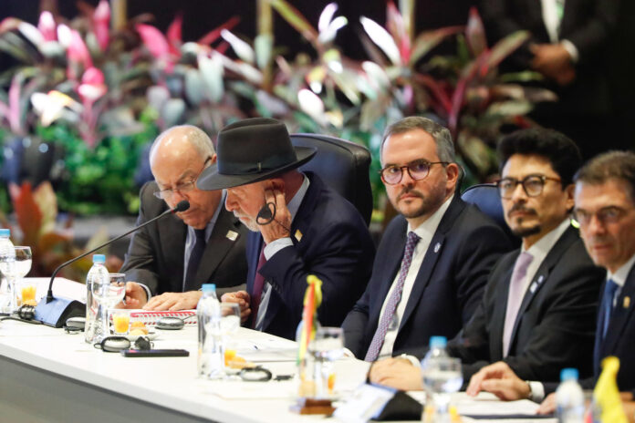 El presidente de Brasil, Luiz Inácio Lula da Silva (2-i), habla durante la 68 Cumbre de Presidentes del Mercosur este martes, en Luque (Paraguay). Lula da Silva anunció que destinará 100 millones de dólares anuales al Fondo para la Convergencia Estructural del Mercosur, principal instrumento financiero del bloque para reducir asimetrías entre sus miembros. EFE/ Juan Pablo Pino
