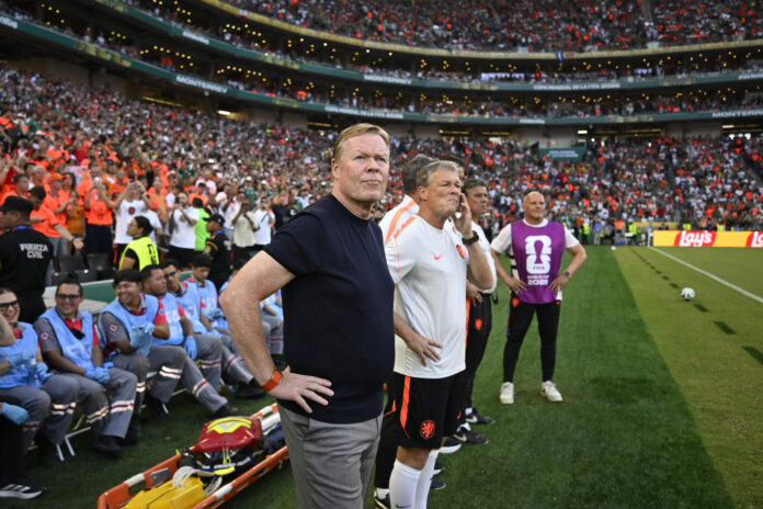El seleccionador neerlandés Ronald Koeman (C) en el duelo de dieciseisavos de final que jugaron Países Bajos y Marruecos en el BBVA Stadium en Monterrey, Mexico. EFE/ Miguel Sierra
