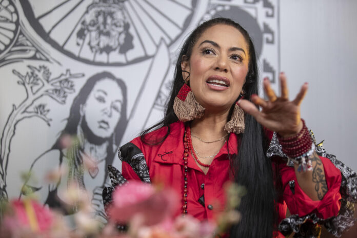 La cantante mexicano-estadounidense Lila Downs habla durante una entrevista con EFE en Ciudad de México (México). Imagen de archivo. EFE/ Isaac Esquivel
