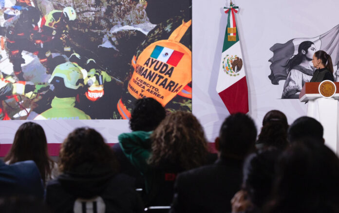 Fotografía cedida por la Presidencia de México de su mandataria Claudia Sheinbaum, hablando en una rueda de prensa este martes en el Palacio Nacional en Ciudad de México (México). EFE/ Presidencia de México /SOLO USO EDITORIAL NO VENTAS/SOLO DISPONIBLE RAPA ILUSTRAR LA NOTICIA QUE ACOMPAÑA (CRÉDITO OBLIGATORIO)
