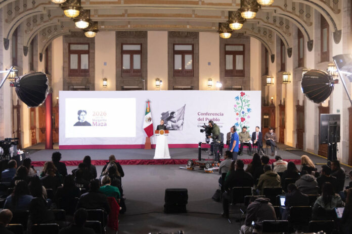 Fotografía cedida por la Presidencia de México de su mandataria Claudia Sheinbaum (c), hablando en una rueda de prensa este marte en el Palacio Nacional en Ciudad de México (México). EFE/ Presidencia de México /SOLO USO EDITORIAL NO VENTAS/SOLO DISPONIBLE RAPA ILUSTRAR LA NOTICIA QUE ACOMPAÑA (CRÉDITO OBLIGATORIO)
