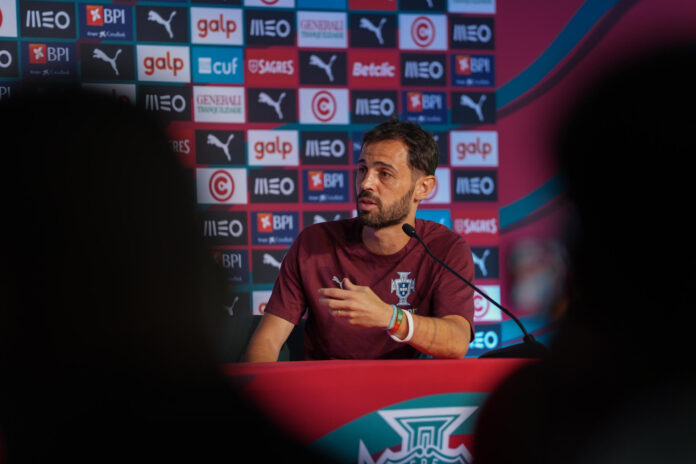 El centrocampista portugués Bernardo Silva en rueda de prensa este martes en la sede de concentración de la selección nacional de Portugal en Palm Beach (Florida, EEUU). Bernardo Silva, ya exjugador del Manchester City, aseguró este martes que está muy contento por su fichaje por el Real Madrid, pero que ahora es el momento para pensar en levantar el primer Mundial en la historia de la selección lusa. EFE/ Alberto Boal
