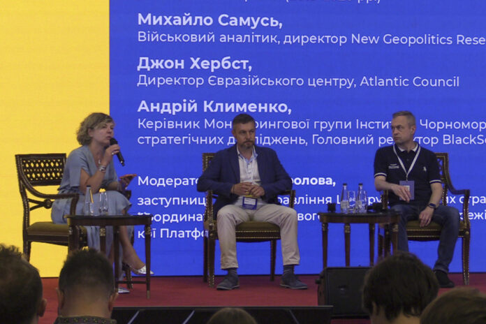 El analista militar ucraniano Mijailo Samus (dcha) y el exnúmero dos de la inteligencia militar ucraniana Iliá Pavlenko (c) durante su intervención en el V Foro Internacional de Expertos de la Plataforma para Crimea, en Kiev, el 30 de junio de 2026. EFE/Marcel Gascón
