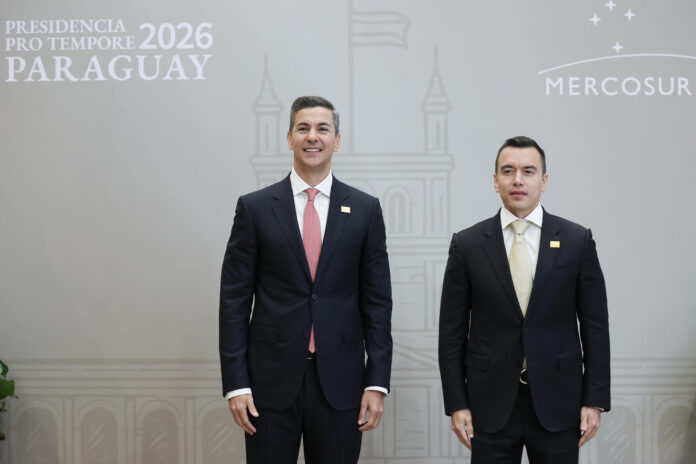 El presidente de Paraguay, Santiago Peña (i), posa junto a su homólogo de Ecuador, Daniel Noboa, previo a la cumbre de jefes de Estado del bloque este martes, durante el Mercosur en Luque (Paraguay). EFE/ Juan Pablo Pino
