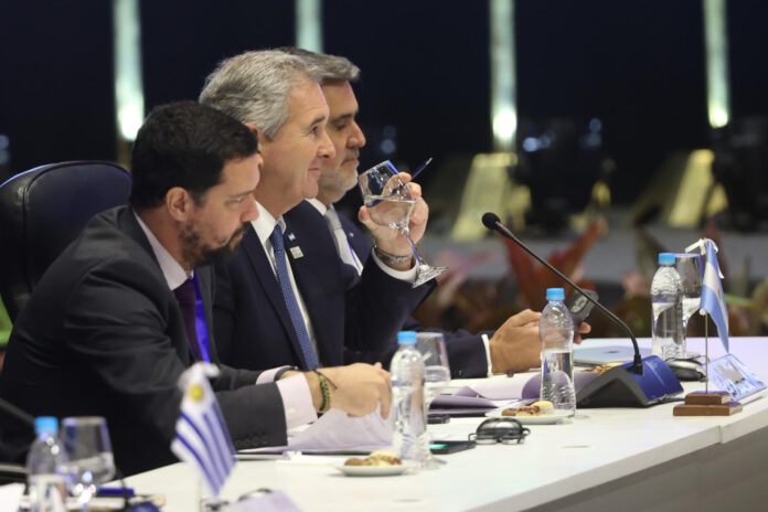 El ministro de Relaciones Exteriores de Argentina, Pablo Quirno (C), participa en la 68 reunión del Consejo del Mercado Común (CMC) este lunes, previo a la Cumbre de Presidentes y en el que se acordarán la decisiones que emanarán de esta cumbre semestral en Luque (Paraguay). EFE/ Juan Pablo Pino
