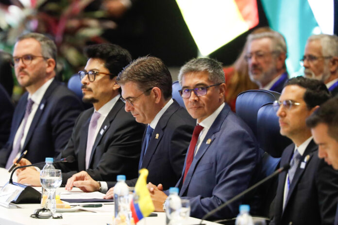 El presidente de Bolivia, Rodrigo Paz (c), participa en la 68 Cumbre de Presidentes del Mercosur este 30 de junio de 2026, en Luque (Paraguay). EFE/ Juan Pablo Pino
