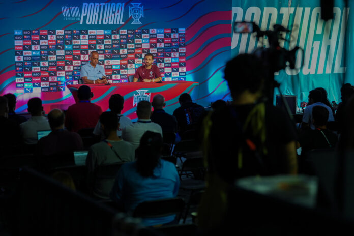 El centrocampista portugués Bernardo Silva (d) en rueda de prensa en la sede de concentración de la selección nacional de Portugal en Palm Beach (Florida, EEUU). EFE/ Alberto Boal
