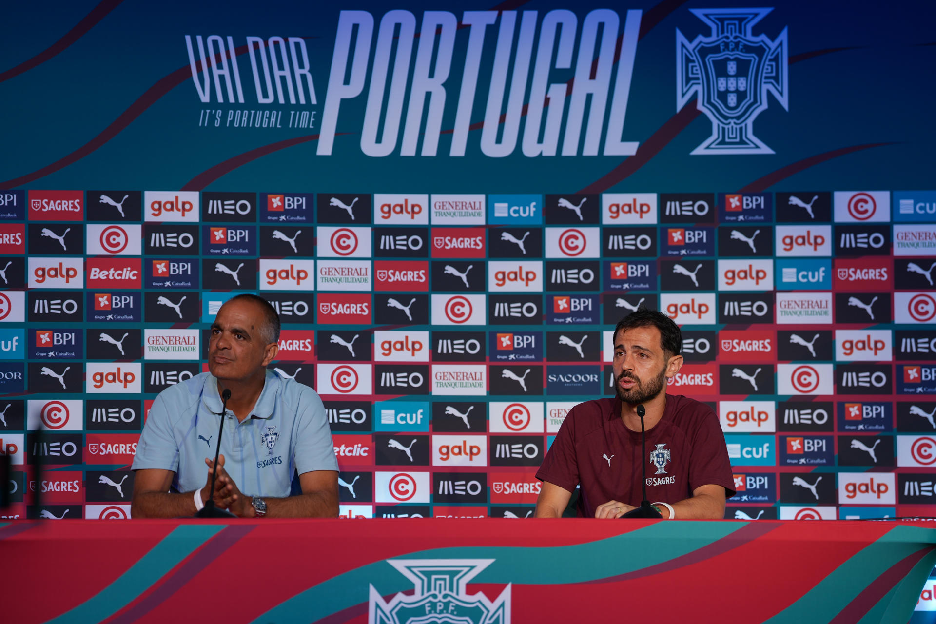 El centrocampista portugués Bernardo Silva (d) en rueda de prensa en la sede de concentración de la selección nacional de Portugal en Palm Beach (Florida, EEUU). EFE/ Alberto Boal
