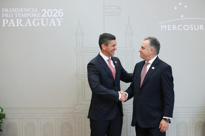 El presidente de Paraguay, Santiago Peña (i), saluda a su homólogo de Uruguay, Yamandú Orsi, previo a la cumbre de jefes de Estado del bloque este martes, durante el Mercosur en Luque (Paraguay). EFE/ Juan Pablo Pino
