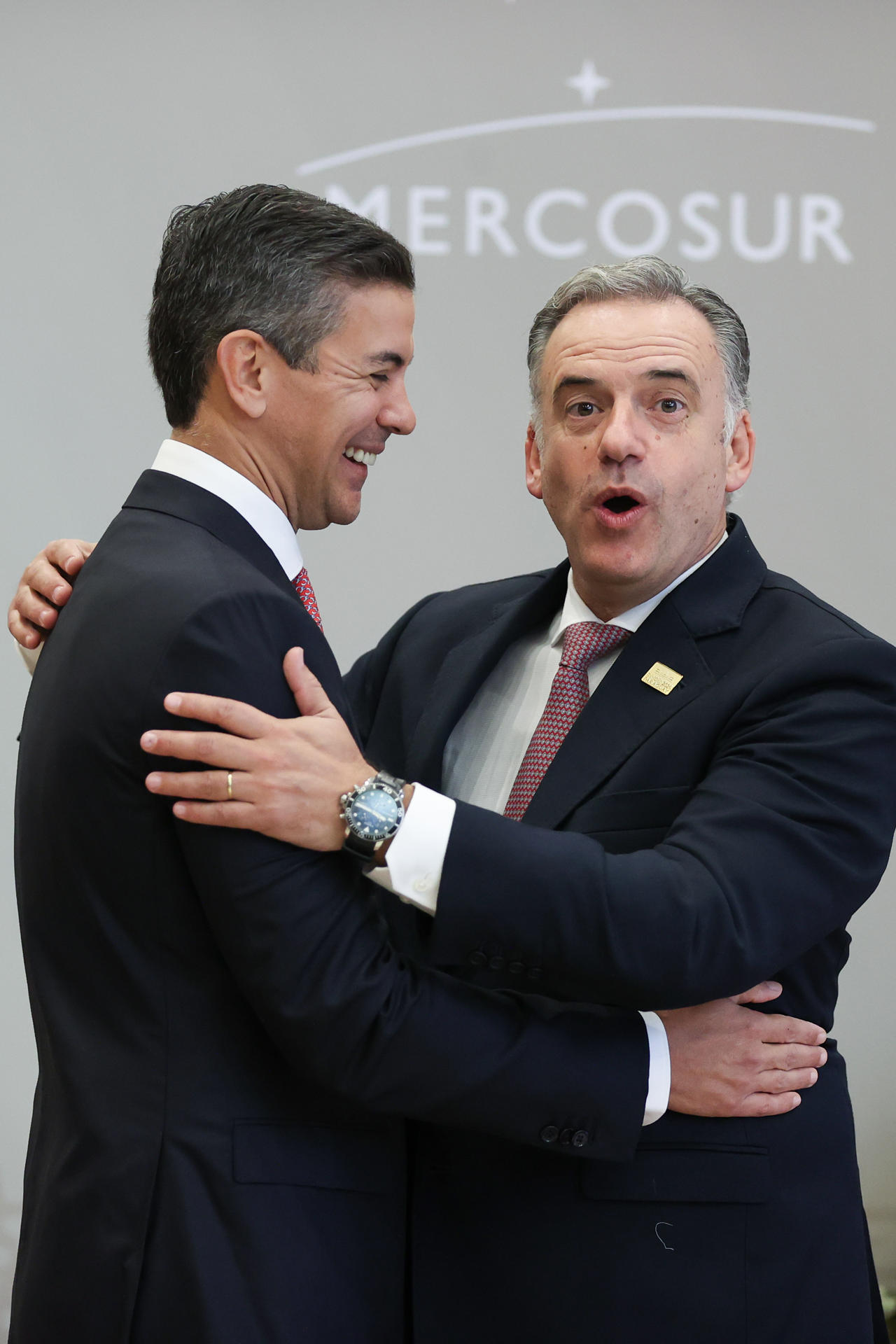 El presidente de Paraguay, Santiago Peña (i), saluda a su homólogo de Uruguay, Yamandú Orsi, previo a la cumbre de jefes de Estado del bloque este martes, durante el Mercosur en Luque (Paraguay). EFE/ Juan Pablo Pino
