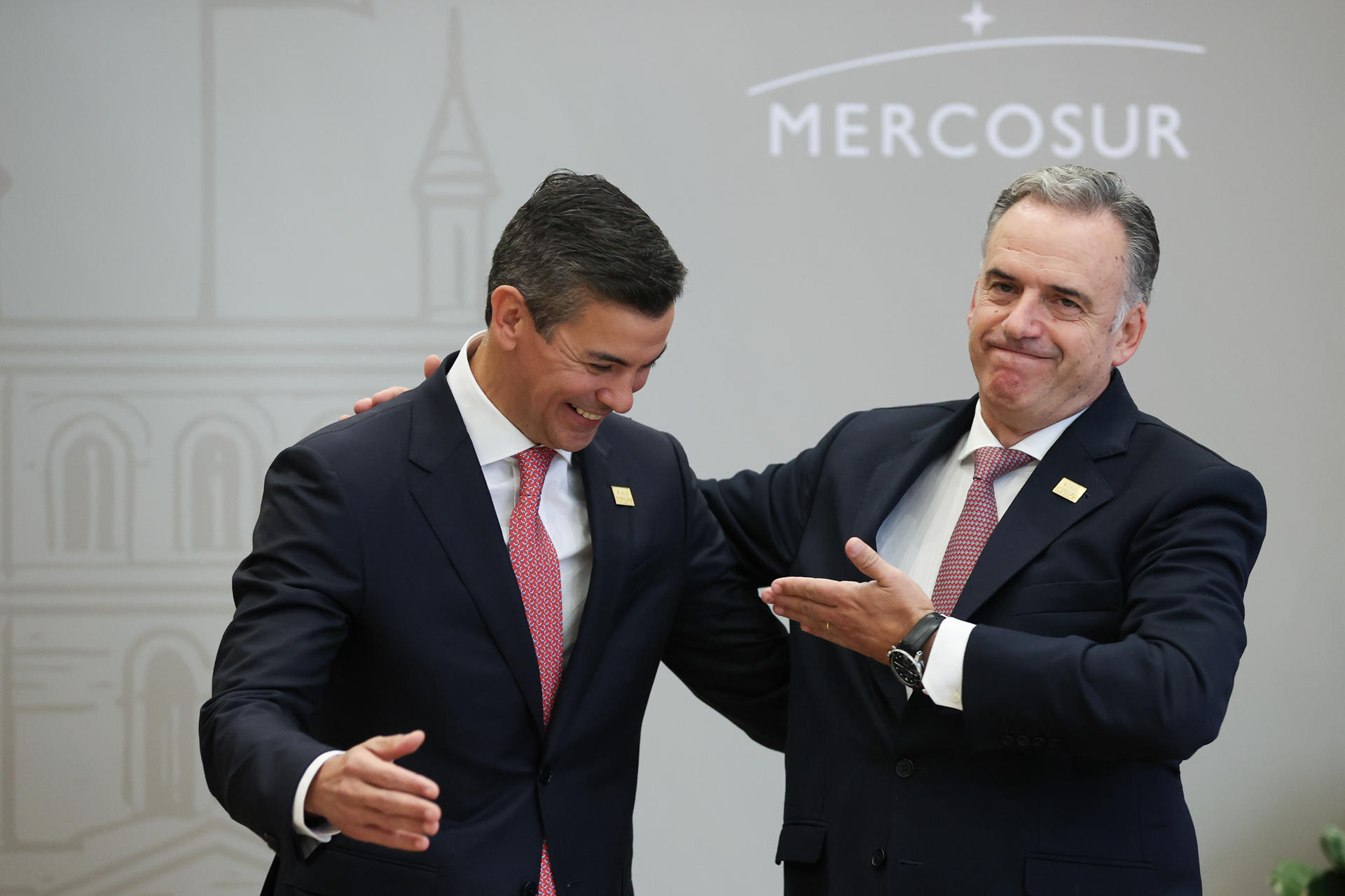 El presidente de Paraguay, Santiago Peña (i), saluda a su homólogo de Uruguay, Yamandú Orsi, previo a la cumbre de jefes de Estado del bloque este martes, durante el Mercosur en Luque (Paraguay). EFE/ Juan Pablo Pino
