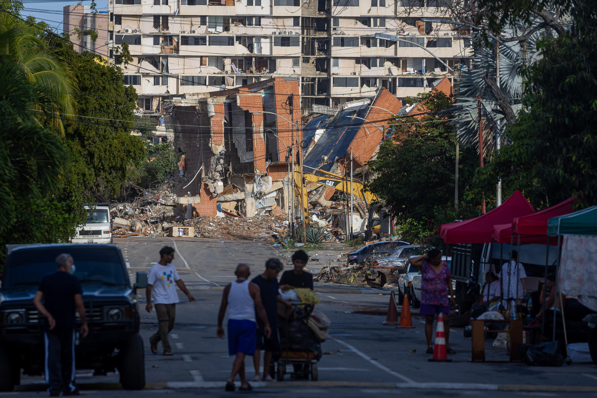Fotografía que muestra edificaciones afectadas por los terremotos, este martes en Catia La mar, La Guaira (Venezuela). EFE/ Miguel Gutiérrez
