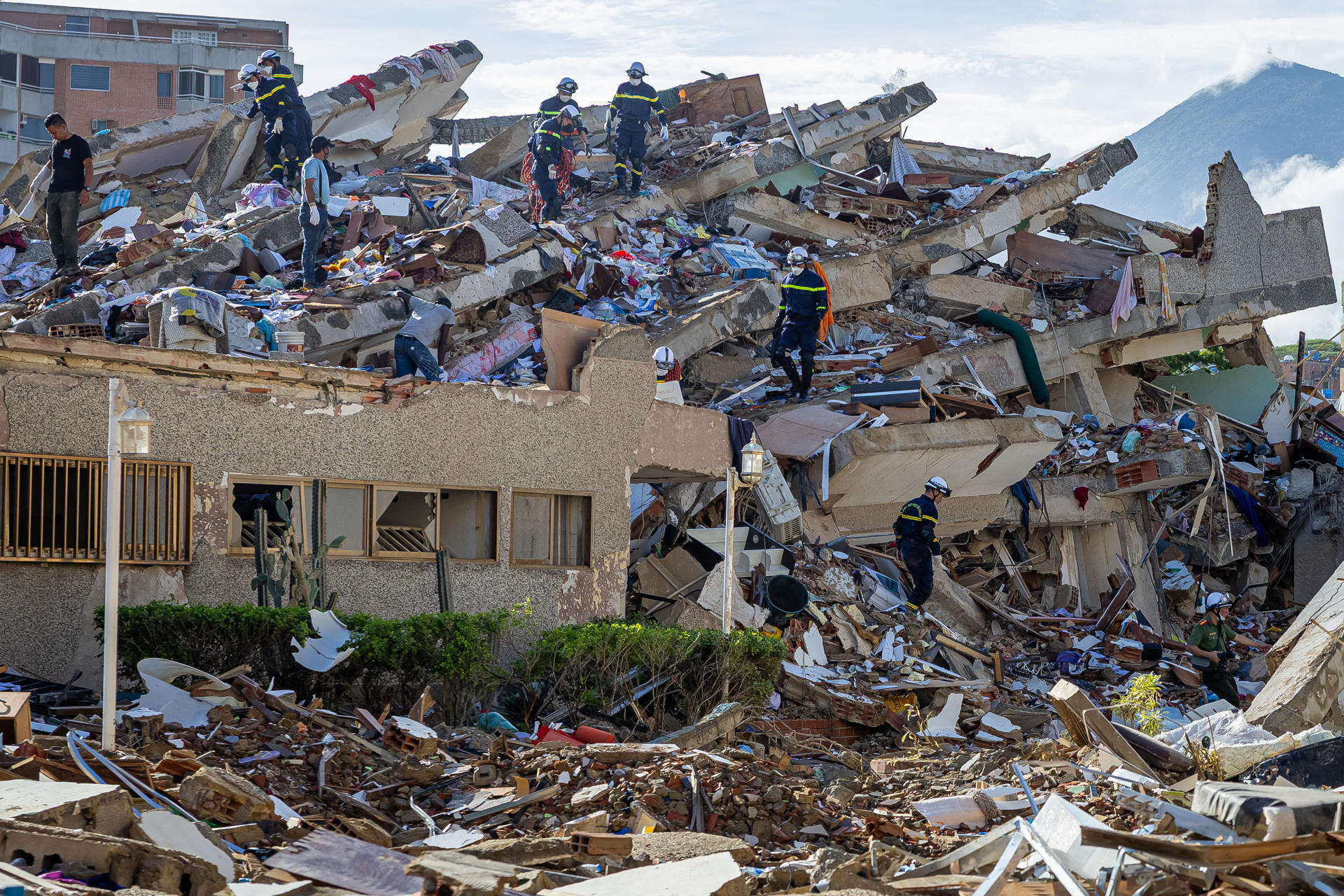Rescatistas de Vietnam realizan labores de búsqueda de sobrevivientes a los terremotos, este martes en Catia La mar, La Guaira (Venezuela). EFE/ Miguel Gutiérrez
