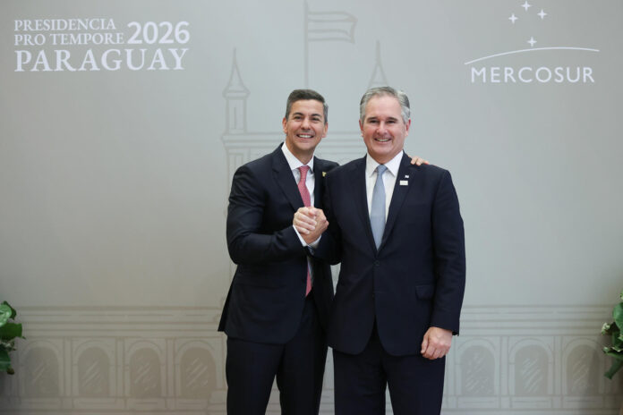 El presidente de Paraguay, Santiago Peña (i), posa junto al canciller de Argentina, Pablo Quirno, previo a la cumbre de jefes de Estado del bloque este 30 de junio de 2026, durante la Mercosur en Luque (Paraguay). EFE/ Juan Pablo Pino
