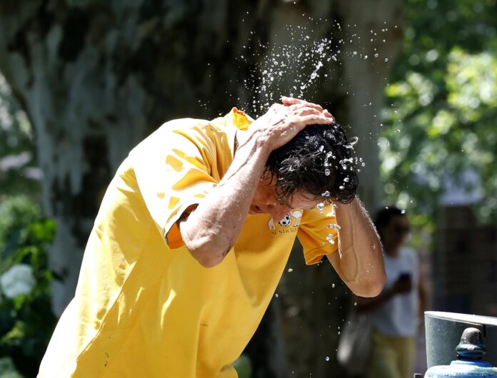 Un hombre se refresca con agua en el centro de Zagreb. EFE/EPA/ANTONIO BAT

