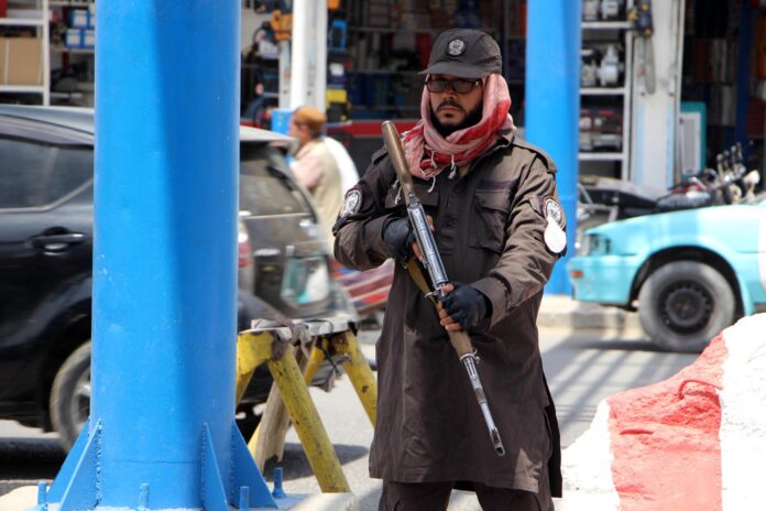 Agentes de seguridad del régimen talibán montan guardia en una calle de Kandahar (Afganistán) este 30 de junio. Pakistán llevó a cabo el 29 de junio ataques aéreos y lanzó una operación terrestre transfronteriza en el este de Afganistán, al asegurar que la acción iba dirigida contra escondites de grupos insurgentes en las provincias fronterizas de Paktia, Paktika y Kunar, tras los recientes ataques perpetrados en territorio pakistaní. 
El Gobierno de facto talibán advirtió este martes en declaraciones a EFE que los recientes bombardeos paquistaníes contra el este de Afganistán 