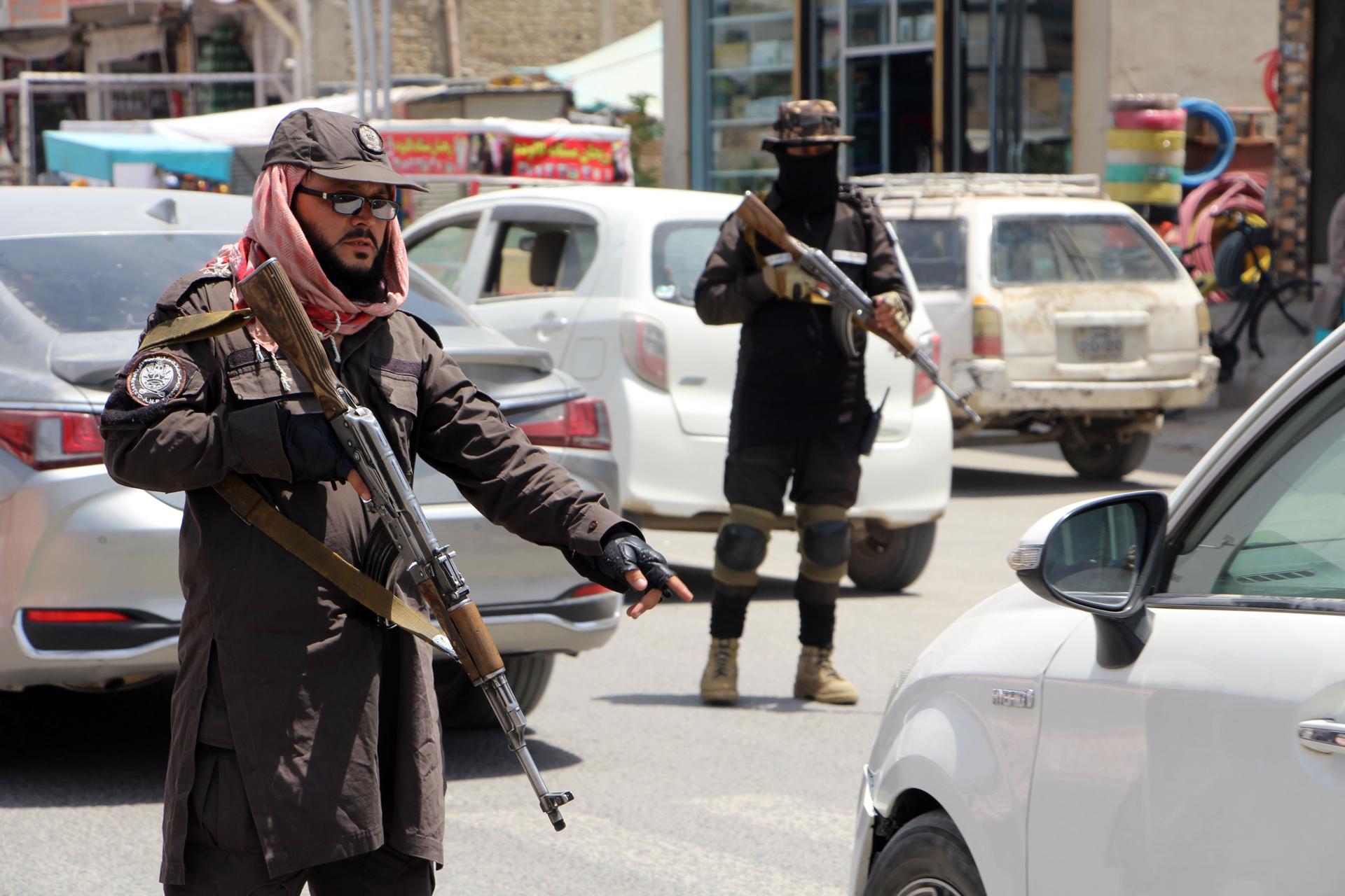 Agentes de seguridad del régimen talibán inspeccionan vehículos en una calle de Kandahar (Afganistán) este 30 de junio. Pakistán llevó a cabo el 29 de junio ataques aéreos y lanzó una operación terrestre transfronteriza en el este de Afganistán, al asegurar que la acción iba dirigida contra escondites de grupos insurgentes en las provincias fronterizas de Paktia, Paktika y Kunar, tras los recientes ataques perpetrados en territorio pakistaní. 
El Gobierno de facto talibán advirtió este martes en declaraciones a EFE que los recientes bombardeos paquistaníes contra el este de Afganistán "no quedarán sin respuesta", aunque aseguró que sigue dando prioridad a la vía diplomática y al diálogo para rebajar la tensión transfronteriza.
EFE/EPA/QUDRATULLAH RAZWAN
