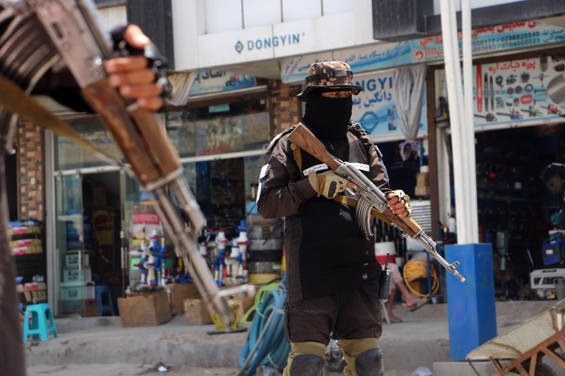 Agentes de seguridad del régimen talibán montan guardia en una calle de Kandahar (Afganistán) este 30 de junio. Pakistán llevó a cabo el 29 de junio ataques aéreos y lanzó una operación terrestre transfronteriza en el este de Afganistán, al asegurar que la acción iba dirigida contra escondites de grupos insurgentes en las provincias fronterizas de Paktia, Paktika y Kunar, tras los recientes ataques perpetrados en territorio pakistaní. 
El Gobierno de facto talibán advirtió este martes en declaraciones a EFE que los recientes bombardeos paquistaníes contra el este de Afganistán "no quedarán sin respuesta", aunque aseguró que sigue dando prioridad a la vía diplomática y al diálogo para rebajar la tensión transfronteriza.
EFE/EPA/QUDRATULLAH RAZWAN

