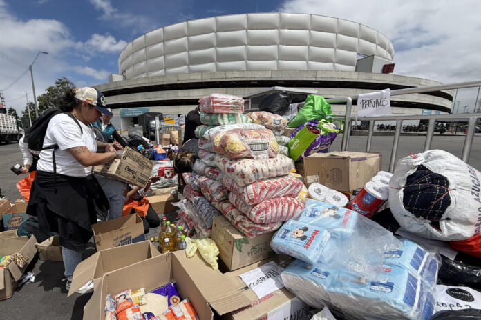Una voluntaria organiza donaciones para los damnificados de los terremotos en Venezuela, este 30 de junio de 2026, en Bogotá (Colombia). EFE/ Carlos Ortega
