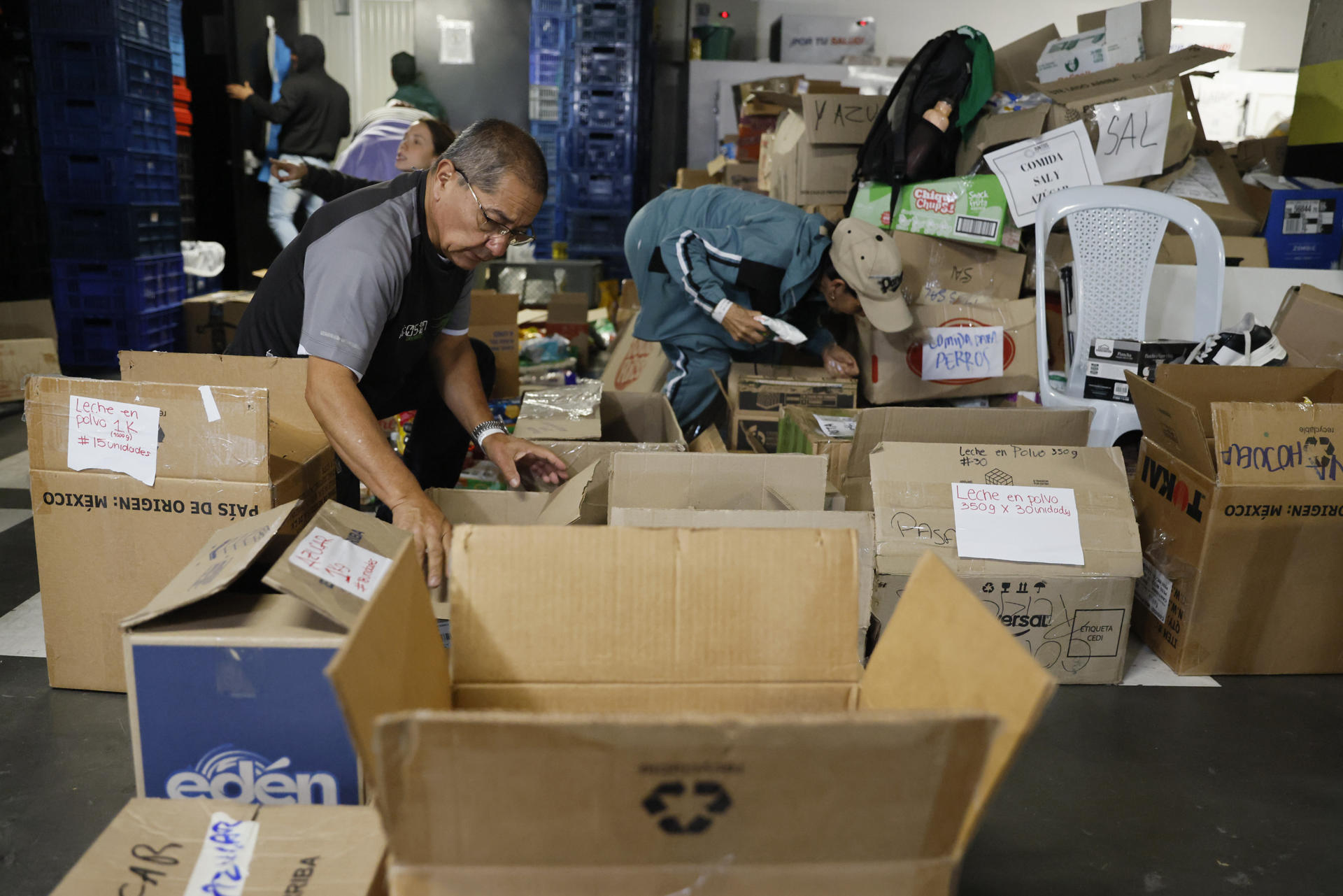 Voluntarios organizan donaciones para los damnificados de los terremotos en Venezuela este 30 de junio de 2026, en Bogotá (Colombia). EFE/ Carlos Ortega
