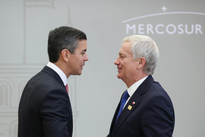 El presidente de Paraguay, Santiago Peña (i), saluda a su homólogo de Chile, José Antonio Kast, previo a la cumbre de jefes de Estado del bloque este martes, durante el Mercosur en Luque (Paraguay). EFE/ Juan Pablo Pino
