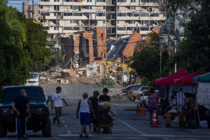 Fotografía que muestra edificaciones afectadas por los terremotos, este martes en Catia La mar, La Guaira (Venezuela). EFE/ Miguel Gutiérrez
