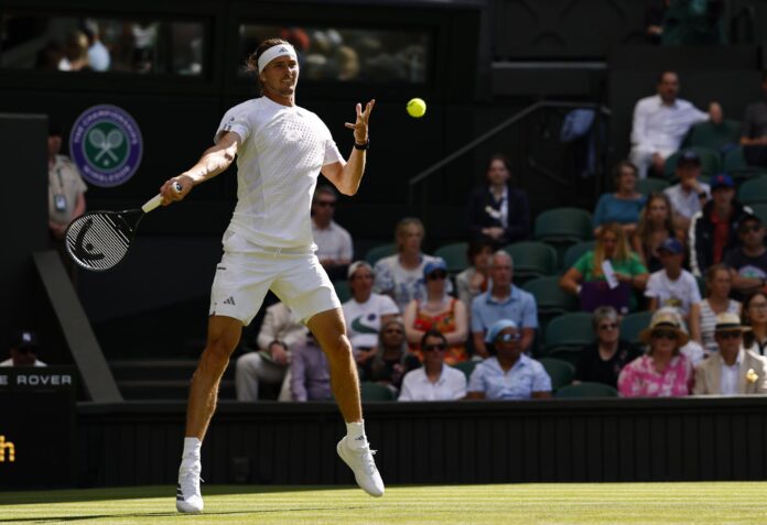 El alemán Alexander Zverev, número 3 del mundo y vigente campeón de Roland Garros, en su debut en Wimbledon. EFE/EPA/TOLGA AKMEN
