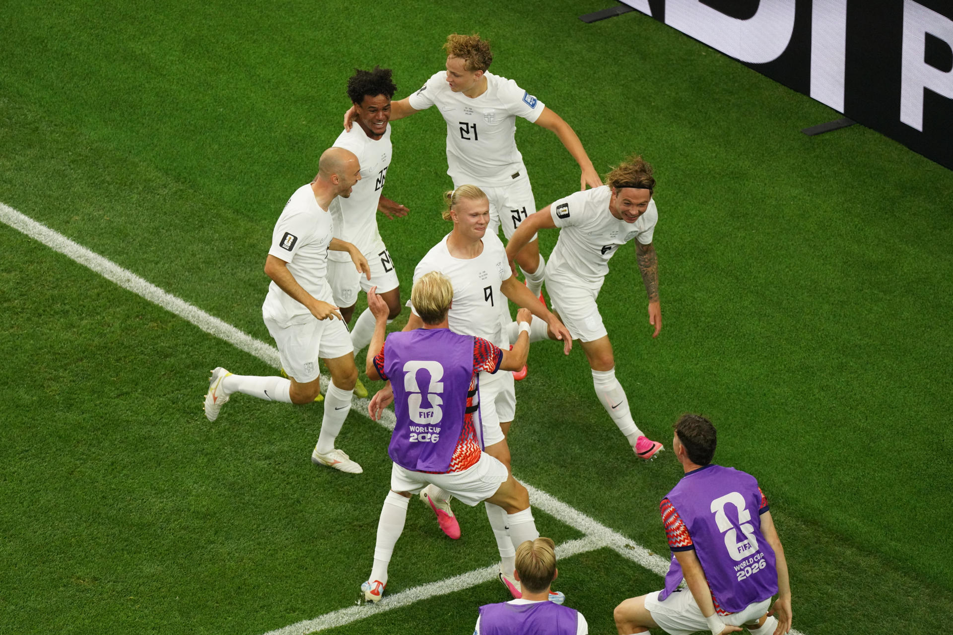 El delantero de Noruega Erling Haaland (c) celebra tras anotar el segundo gol de su equipo durante el Mundial 2026. EFE/ Kenneth Fernandez
