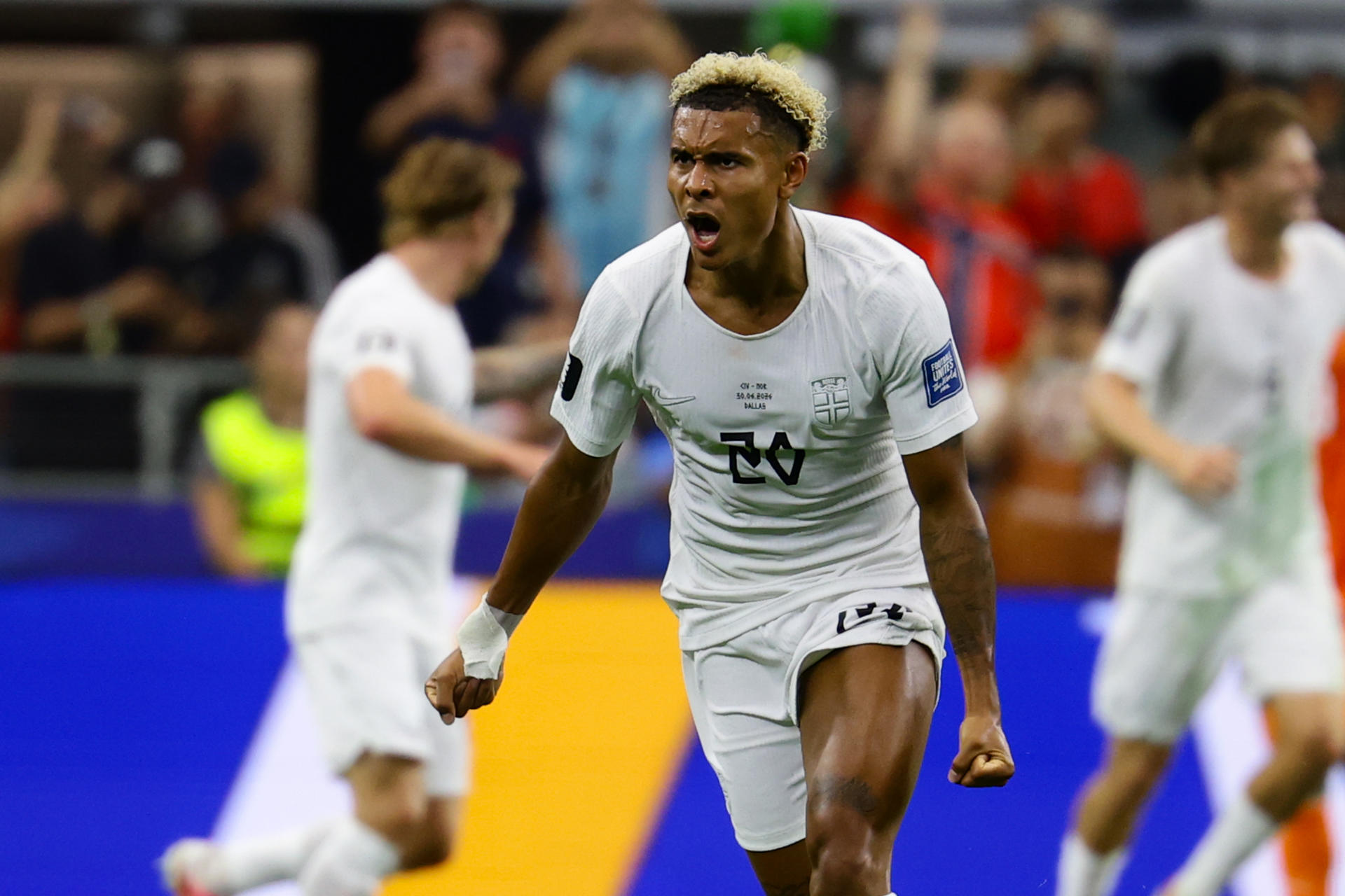 El delantero noruego Antonio Nusa (i) celebra tras anotar el primer gol de su equipo durante el partido de eliminatoria del Mundial 2026. EFE/ Carlos Ramirez
