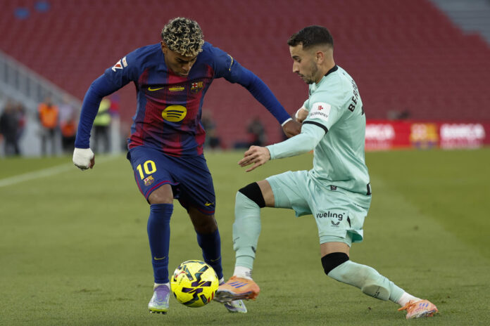 El delantero del Barcelona Lamine Yamal (i) pelea un balón con el centrocampista del Athletic Alex Berenguer en el Camp Nou en foto de archivo de Andreu Dalmau. EFE
