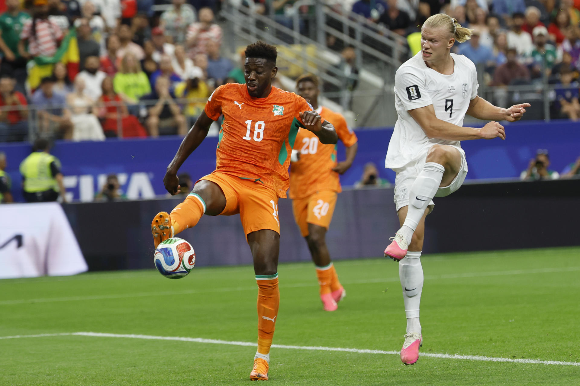 El defensa de Costa de Marfil Ibrahim Sangaré pelea un balón con el delantero noruego Erling Haaland durante el partido de eliminatoria del Mundial 2026 que disputaron las selecciones nacionales de Costa de Marfil y Noruega en el AT&T Stadium de Arlington, Texas (EEUU). EFE/ Carlos Ramírez

