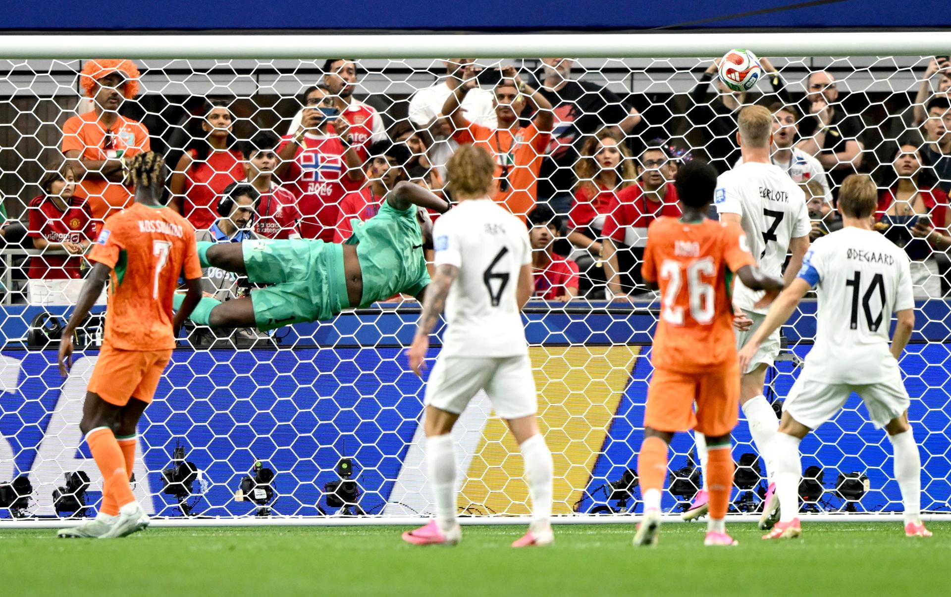 El portero Yahia Fofana, de Costa de Marfil, es batido durante el partido de dieciseisavos de final del Mundial 2026 entre Costa de Marfil y Noruega, en Dallas (EE.UU.). EFE/ALBERT PENA
