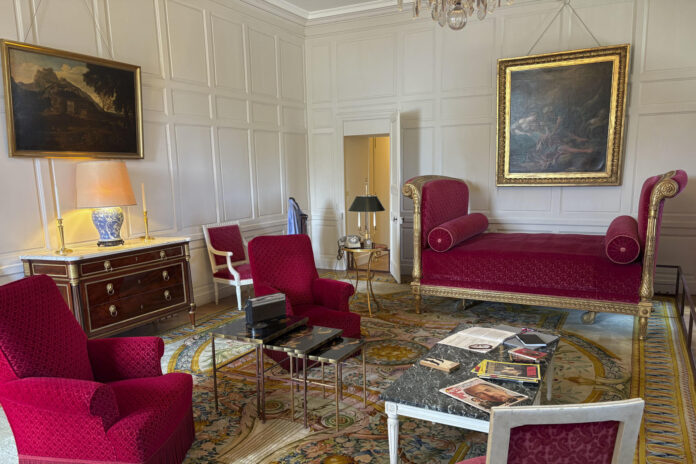 PARÍS, 30/06/2026.- Una habitación con baño, otra para invitados, dos salas de estar y un vestíbulo: 250 metros cuadrados del Palacio Rambouillet (suroeste de París) se han reconstruido tal y como hubieran podido encontrarse durante la presidencia de Valéry Giscard d'Estaing (1974-1981), uno de los muchos líderes franceses que lo emplearon como residencia. 