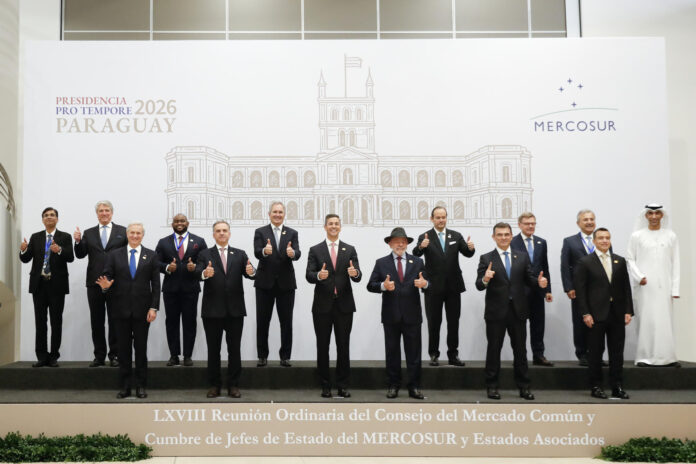 Fotografía que muestra de izquierda a derecha, en primera fila, al presidente de Chile, José Antonio Kast, junto a sus homólogos de Uruguay, Yamandú Orsi; de Paraguay, Santiago Peña; de Brasil, Luiz Inácio Lula da Silva; de Bolivia, Rodrigo Paz, y de Ecuador, Daniel Noboa, durante la LXVIII Reunión Ordinaria de Jefes de Estado del Mercosur este martes, en Luque (Paraguay). EFE/ Juan Pablo Pino
