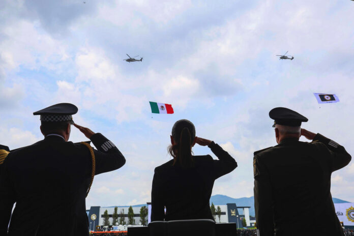 Fotografía cedida por la Presidencia de México de su mandataria Claudia Sheinbaum (c), durante un acto este martes, en el municipio de Huehuetoca (México). EFE/ Presidencia de México / SOLO USO EDITORIAL/NO VENTAS/SOLO DISPONIBLE RAPA ILUSTRAR LA NOTICIA QUE ACOMPAÑA (CRÉDITO OBLIGATORIO)
