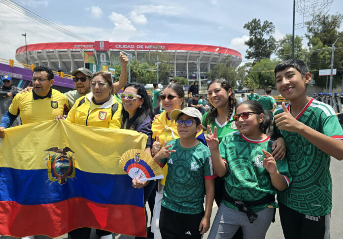 Aficionados de Ecuador y México posan previo a un partido de dieciseisavos de final del Mundial de la FIFA 2026 este martes, en Ciudad de México (México). EFE/ Isaac Esquivel
