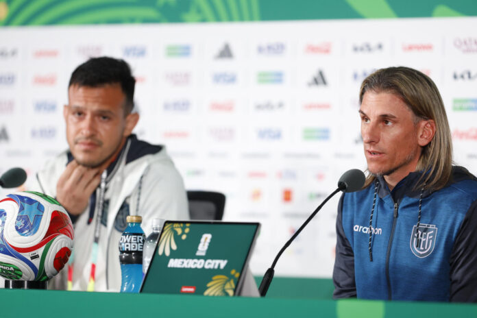 El seleccionador de Ecuador Sebastián Beccacece (d) habla en una rueda de prensa este lunes, en Ciudad de México (México). EFE/ Sashenka Gutiérrez
