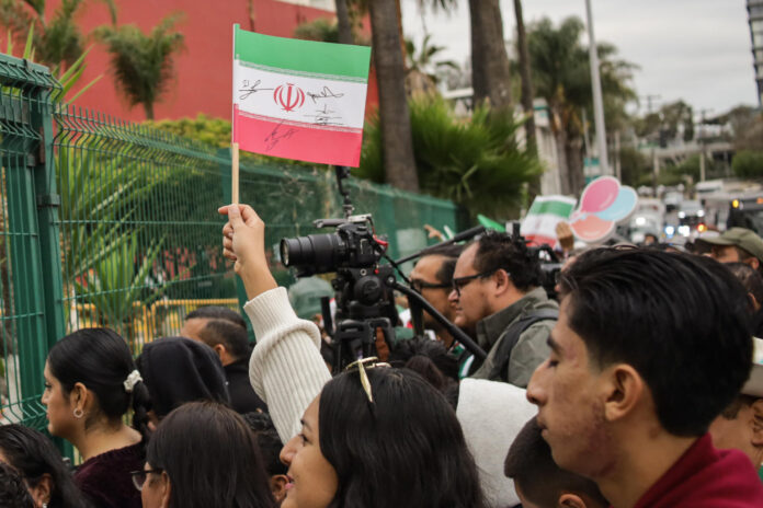 Aficionados despiden a los jugadores de Irán este martes, en Tijuana (México). EFE/ Joebeth Terríquez
