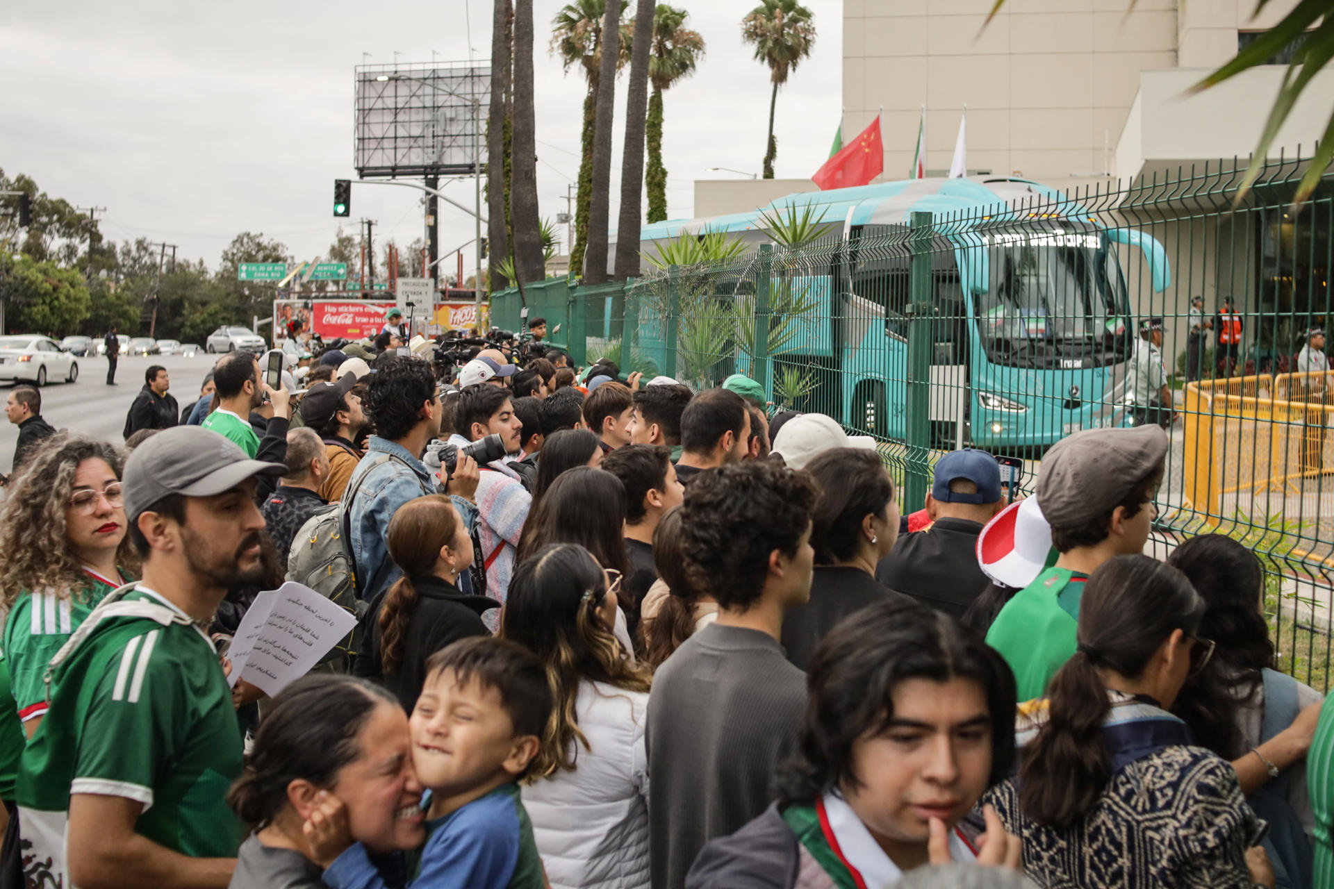 Aficionados despiden a los jugadores de Irán este martes, en Tijuana (México). EFE/ Joebeth Terríquez
