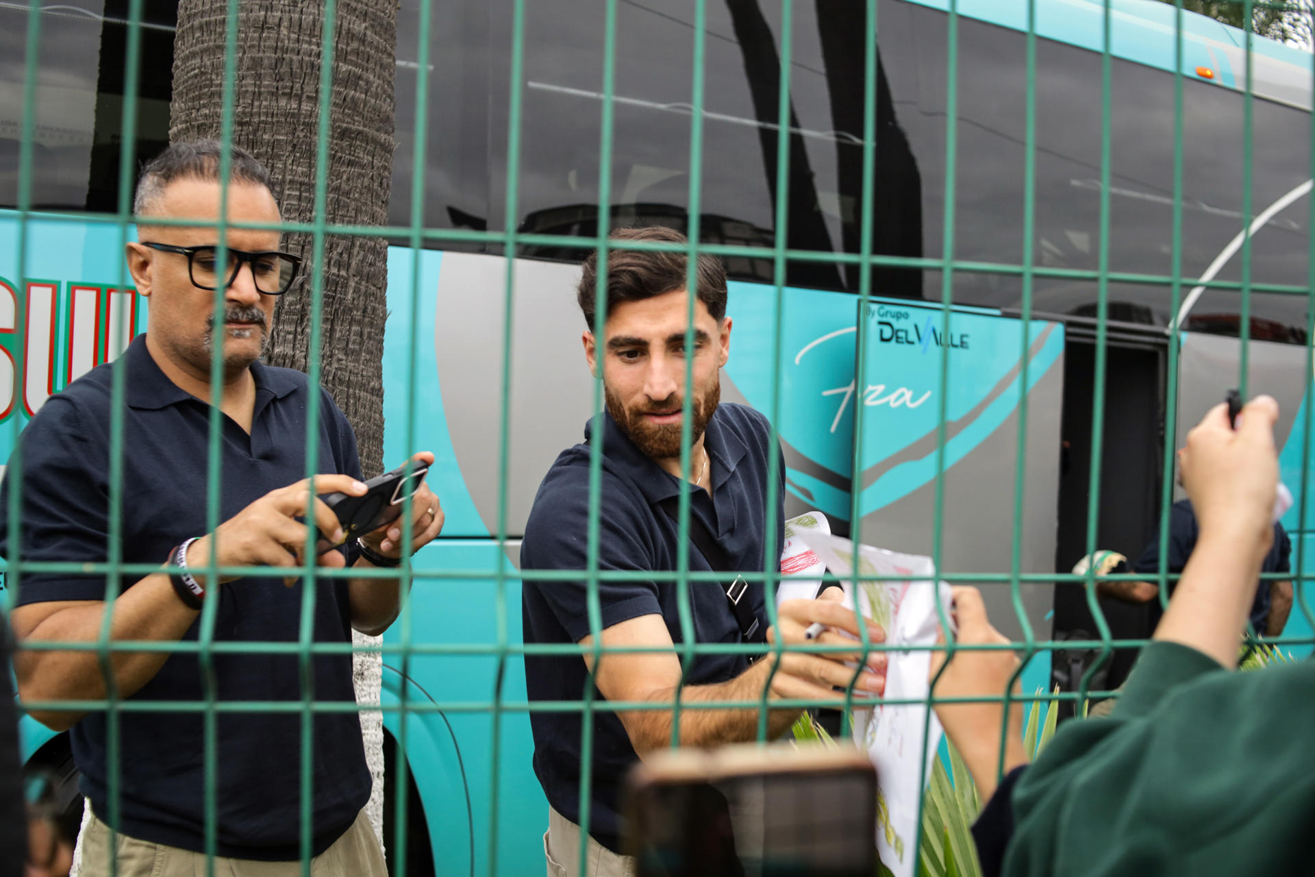 Alireza Jahanbakhsh (d) de Irán firma autógrafos este martes, en Tijuana (México). EFE/ Joebeth Terríquez
