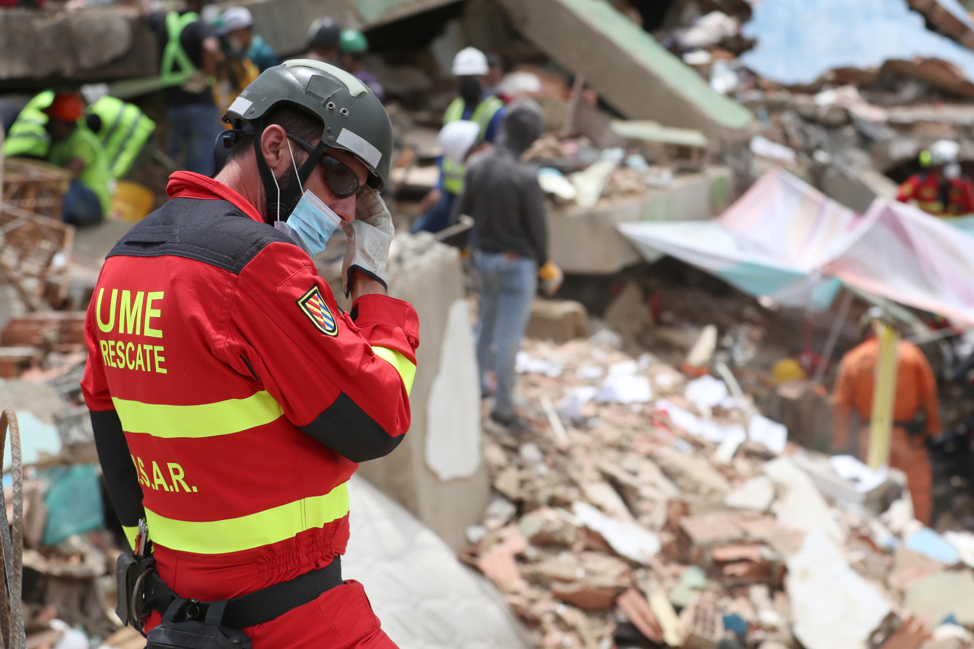 Un rescatista reacciona en medio de escombros de edificaciones destruidas este martes, en La Guaira (Venezuela). EFE/ Raúl Martínez
