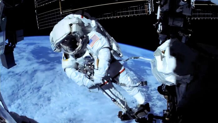 Captura de pantalla tomada de un video de NASA+ donde aparece el astronauta Chris Williams realizando una caminata espacial para reparar el brazo robótico Canadarm2 en la Estación Espacial Internacional a 260 millas sobre la Tierra. EFE/ NASA
