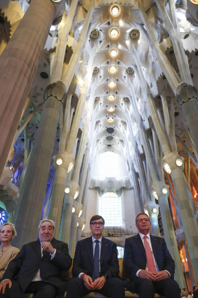El presidente de Portugal, António José Seguro (d), asiste junto al presidente de la Generalitat de Cataluña, Salvador Illa (c), en la entrega de la Medalla de Oro de la Unión Internacional de Arquitectos (UIA) 2026 al arquitecto portugués Soto de Moura (i), en el marco del Congreso Internacional de Arquitectura celebrado este martes en la Basílica de la Sagrada Familia, en Barcelona. EFE/Quique García
