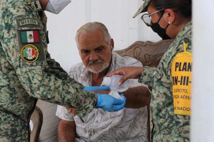 Un hombre recibe atención médica por parte de integrantes del Ejército de México este martes, en La Guaira (Venezuela). EFE/ Raúl Martínez
