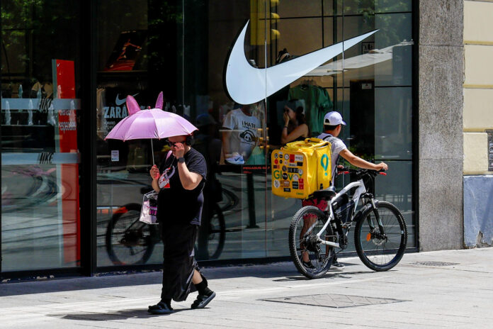 Fotografía de archivo del logo de Nike en una tienda en Zaragoza (España). EFE/Javier Cebollada

